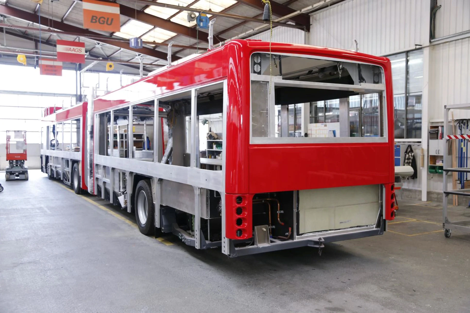 Bus rouge en construction