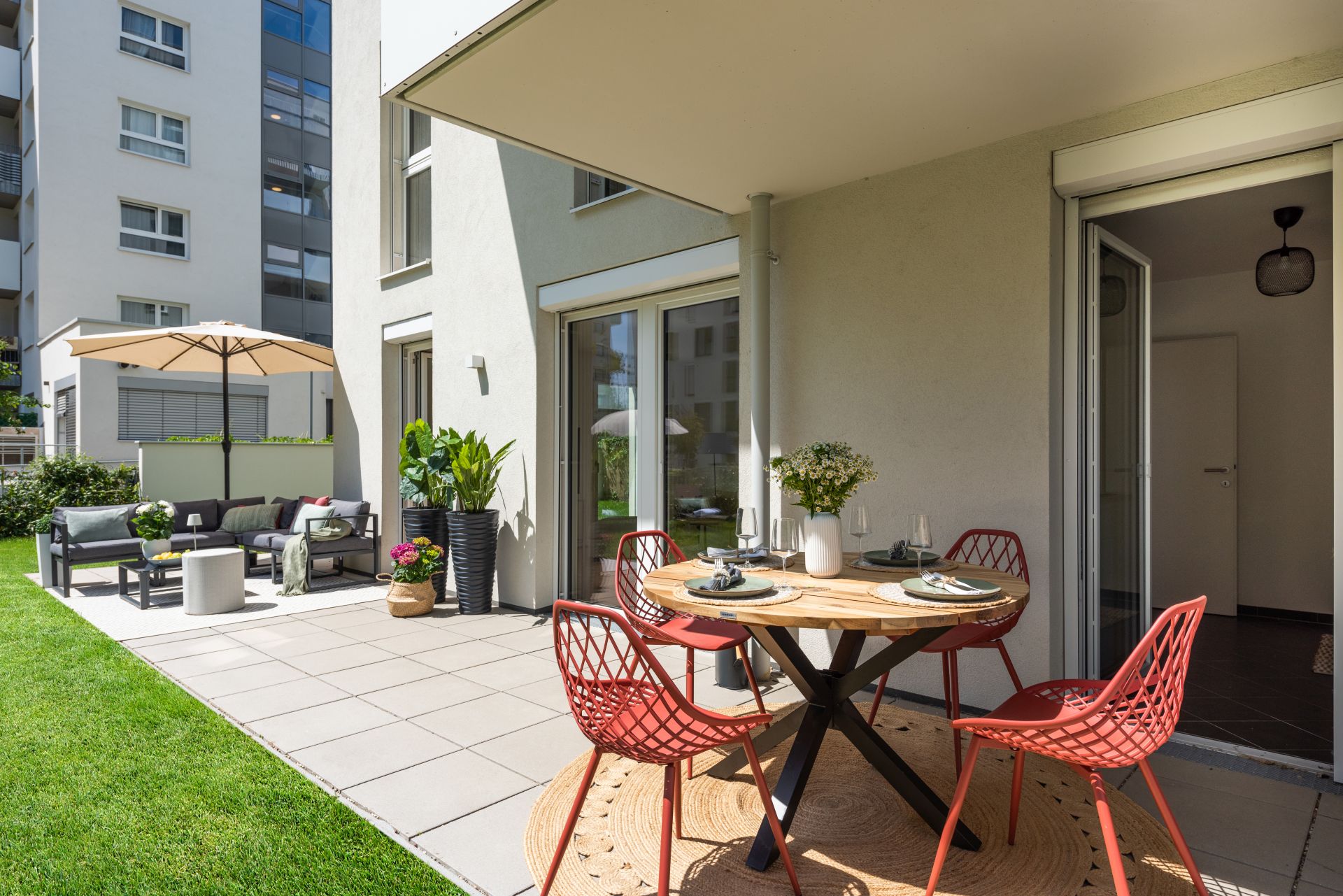 Gartenwohnung im Projekt NordGlück mit Esstisch und Loungemöbeln