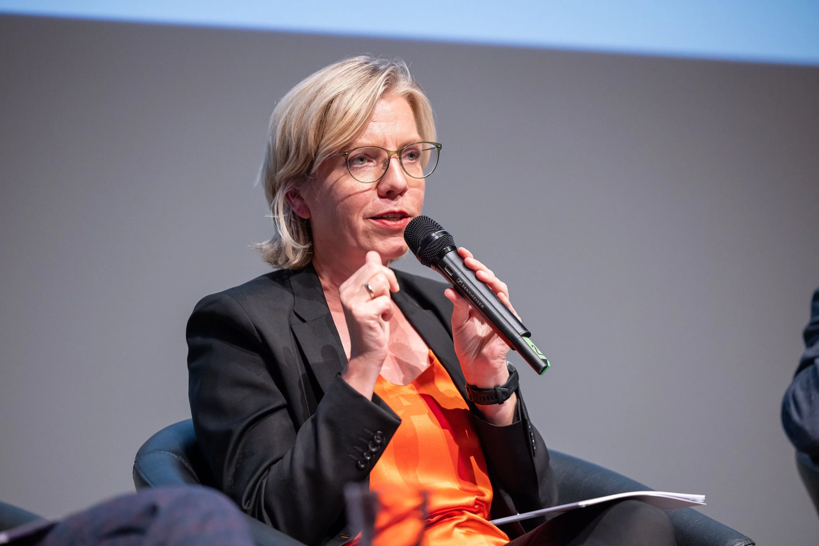 Bundesministerin für Klimaschutz Leonore Gewessler am Podium der klimaaktiv Verleihung