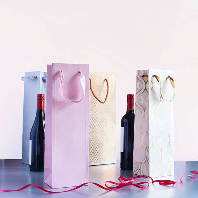 Gift bags of different colors on the table against a light background.