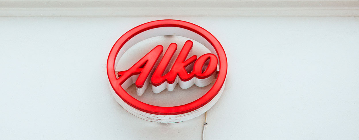Alkon logo valotaulu seinällä