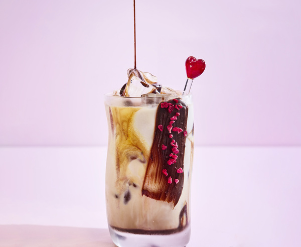 Kylmä vadelma-kahvidrinkki