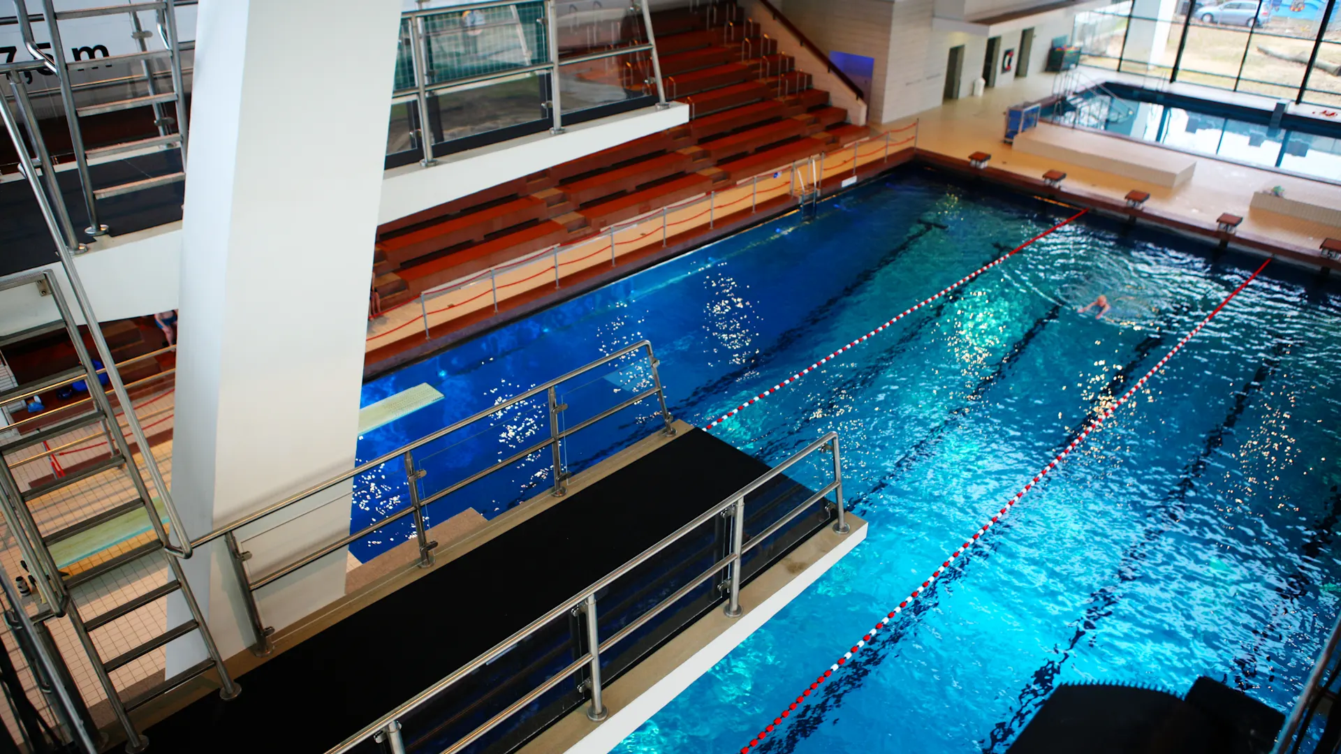 NEW-AG-Schwimmen-im-Stadtbad-Rheydt-580G2231-Kopie Blick vom Sprungturm des Stadtbad Rheydt auf das Sportbecken