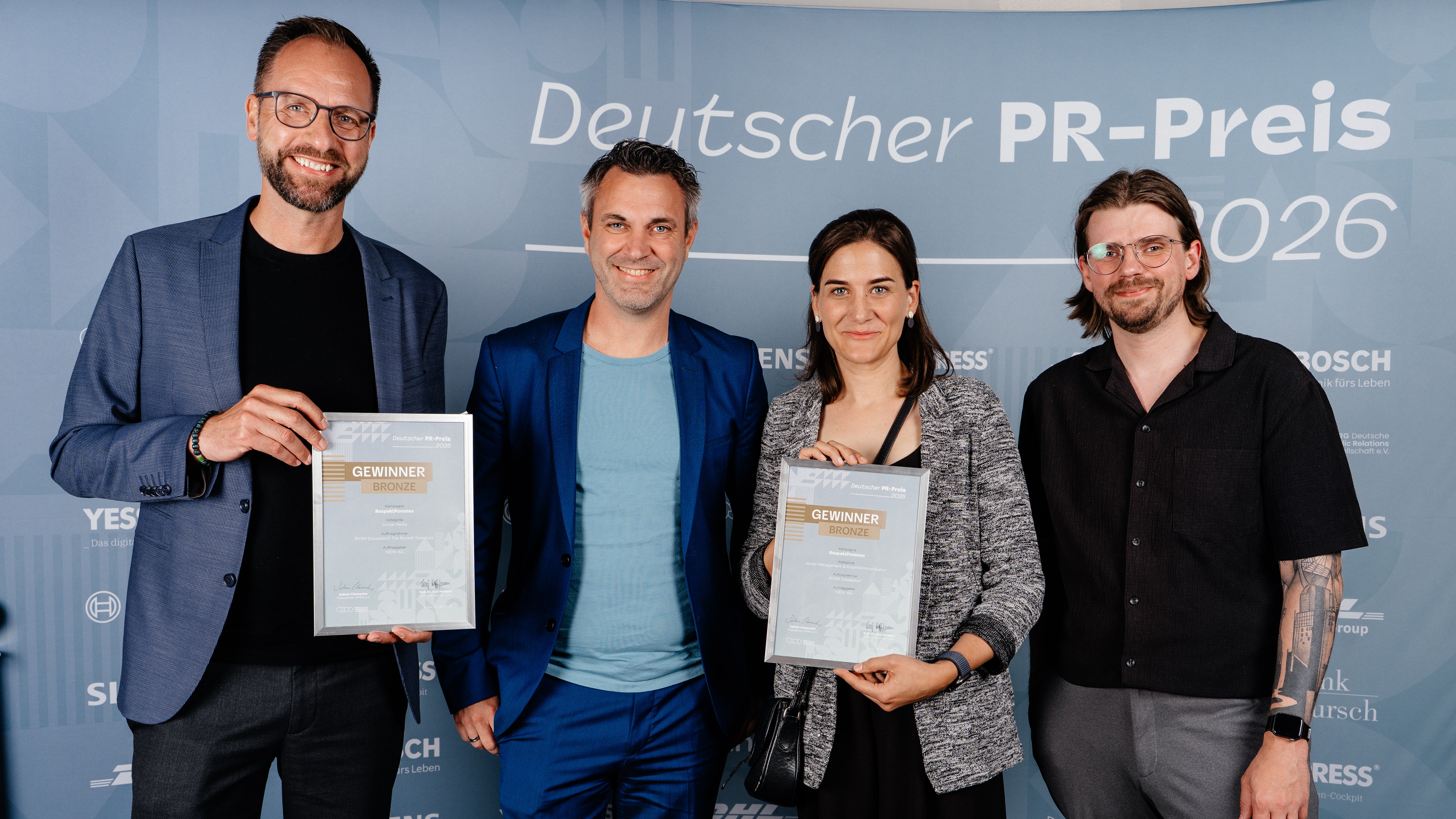 Das Team rund um die Aktion "RespektPommes" freut sich über die Auszeichnung und vor allem darüber, dass die positive Resonanz weit über die Region hinaus reicht. V.l.n.r.: Frank de Groot & Mario Ullrich von der NEW AG sowie Eliza Mahr & Mark Wintrich von der RYSM Düsseldorf GmbH. Credit: berlin-eventfotograf.de