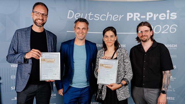 valentin paster berl-af PRAwards-292 Das Team rund um die Aktion "RespektPommes" freut sich über die Auszeichnung und vor allem darüber, dass die positive Resonanz weit über die Region hinaus reicht. V.l.n.r.: Frank de Groot & Mario Ullrich von der NEW AG sowie Eliza Mahr & Mark Wintrich von der RYSM Düsseldorf GmbH. Credit: berlin-eventfotograf.de