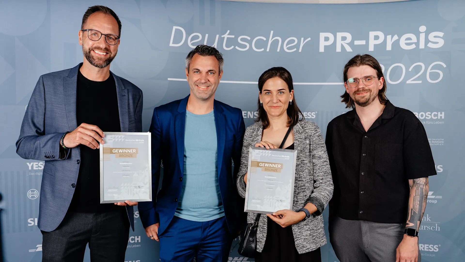 valentin paster berl-af PRAwards-292 Das Team rund um die Aktion "RespektPommes" freut sich über die Auszeichnung und vor allem darüber, dass die positive Resonanz weit über die Region hinaus reicht. V.l.n.r.: Frank de Groot & Mario Ullrich von der NEW AG sowie Eliza Mahr & Mark Wintrich von der RYSM Düsseldorf GmbH. Credit: berlin-eventfotograf.de