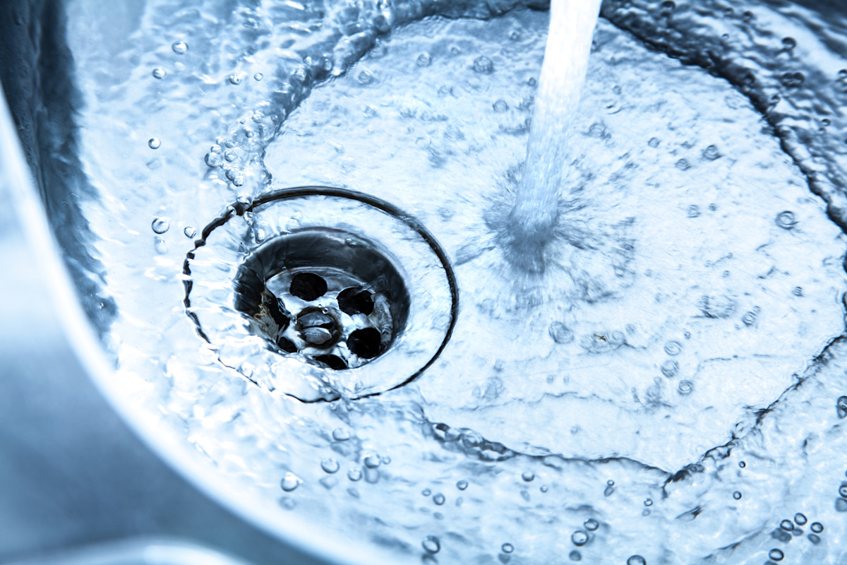 Edelstahlspülbecken mit abfließendem Wasser