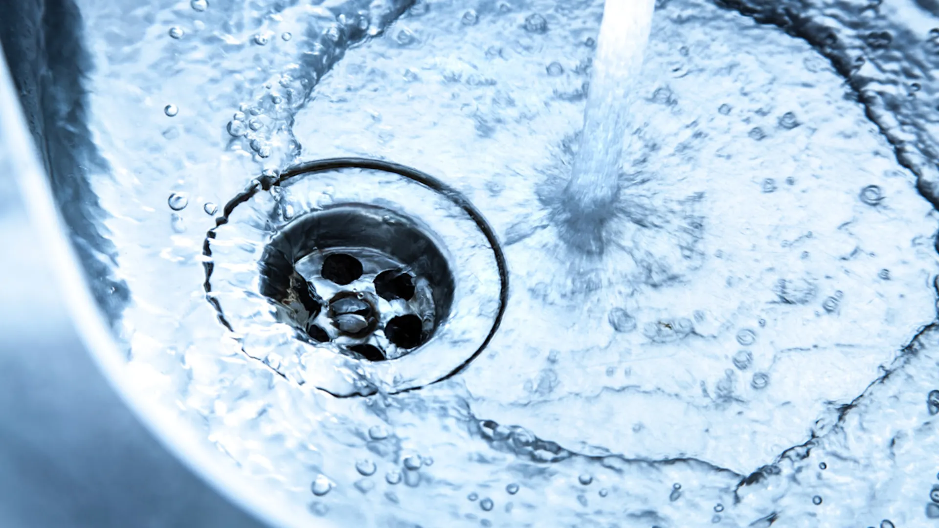 Edelstahlspülbecken mit abfließendem Wasser Edelstahlspülbecken mit abfließendem Wasser