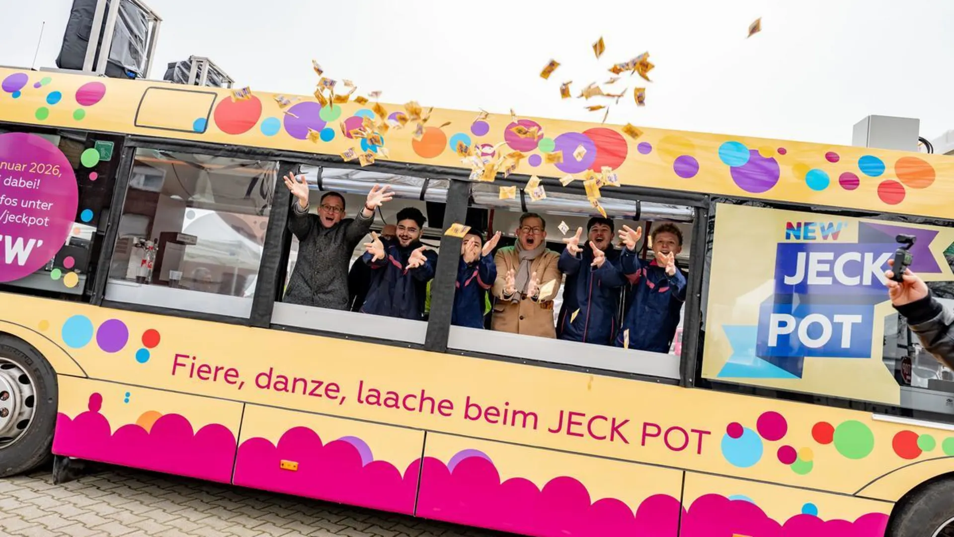 NEW-Eventbus Auf eine Premiere folgt die nächste: Nach dem durchschlagenden Erfolg der NEW-Karnevalssitzung JECK POT ist das Dienstleistungsunternehmen zum 40-jährigen Jubiläum des Veilchendienstag-Zuges in Mönchengladbach wieder mit einem neuen Karnevalsbus dabei.