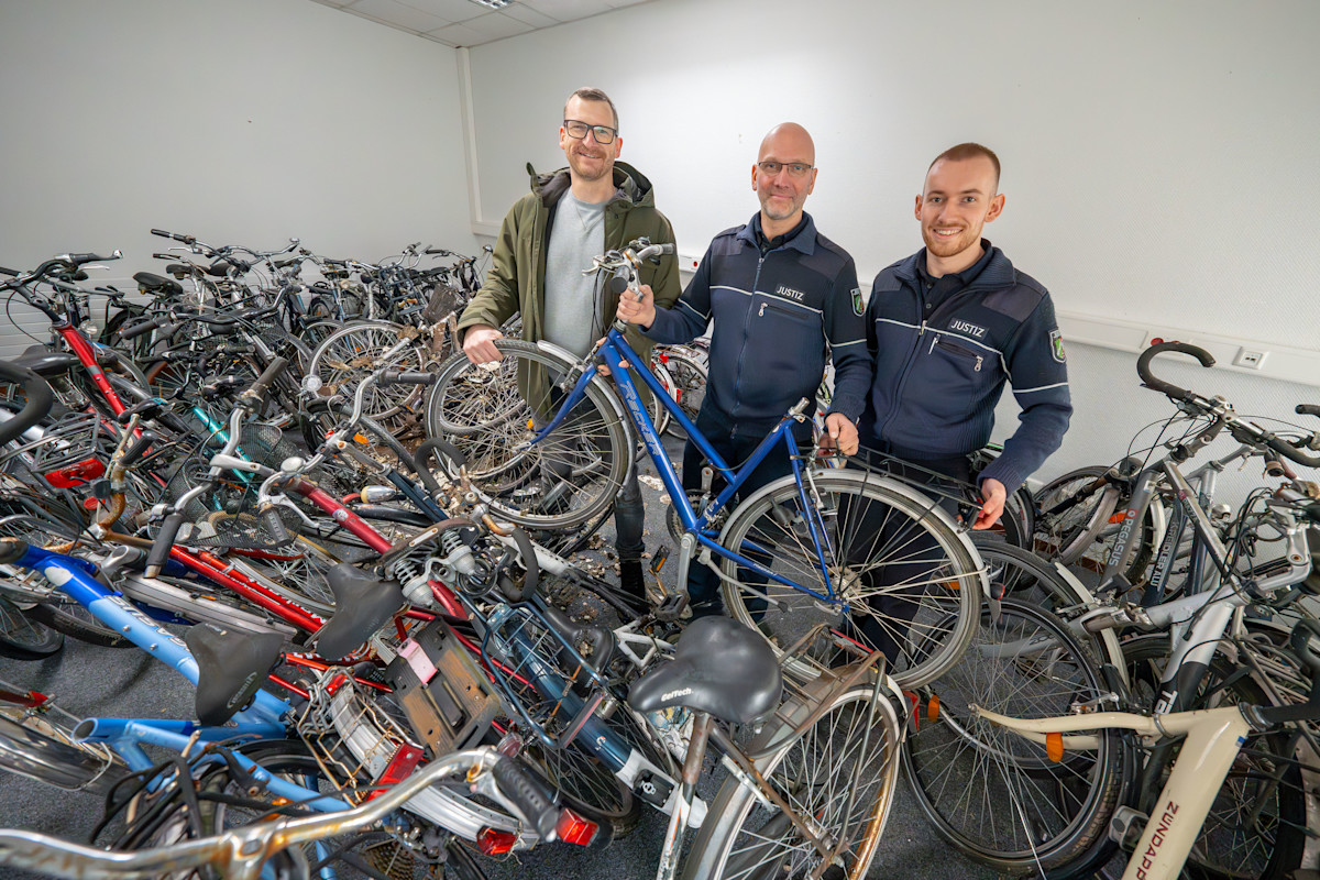 Rund 50 alte Räder wurden an der Voltastraße von der NEW an Velafrica übergeben. Boris Theiner (Foto Mitte), Betriebsleiter in der JVA Aachen und sein Kollege Karsten Huppertz, nahmen die Fahrräder gerne von NEW-Mitarbeiter Lutz Löh entgegen.
