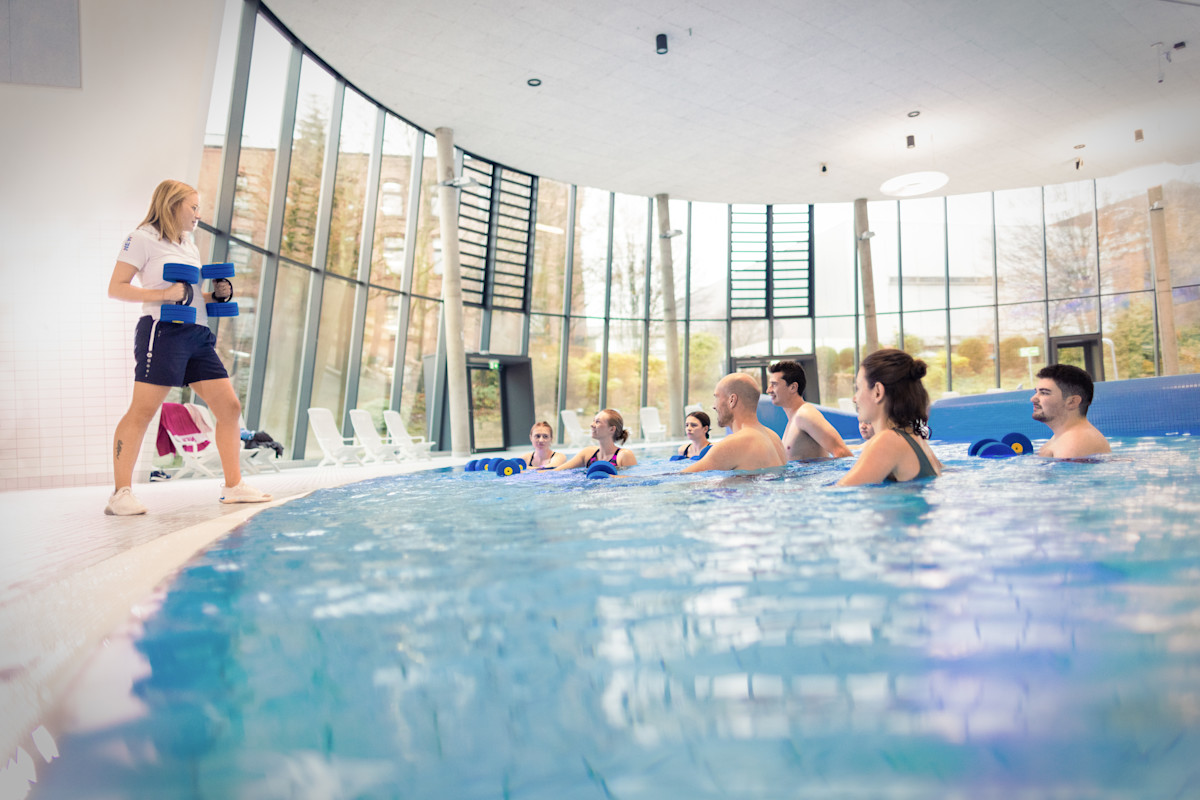 Eine Gruppe von Badegästen nimmt an einem Aquafitness-Kurs im Vitusbad teil.