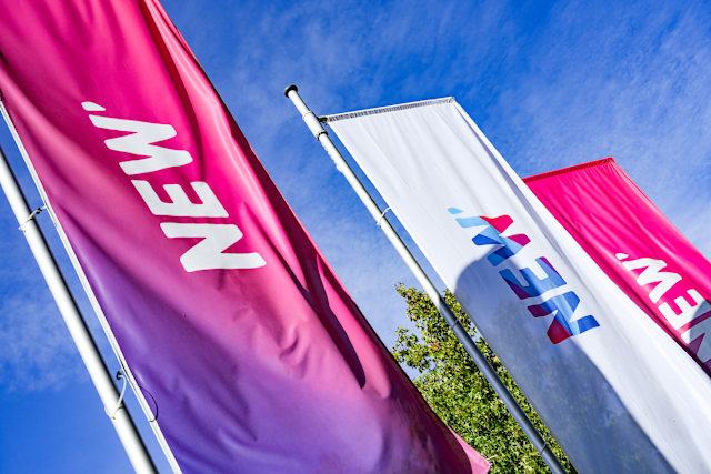 NEW AG Fahnen vor der Hauptverwaltung 3 NEW Fahnen