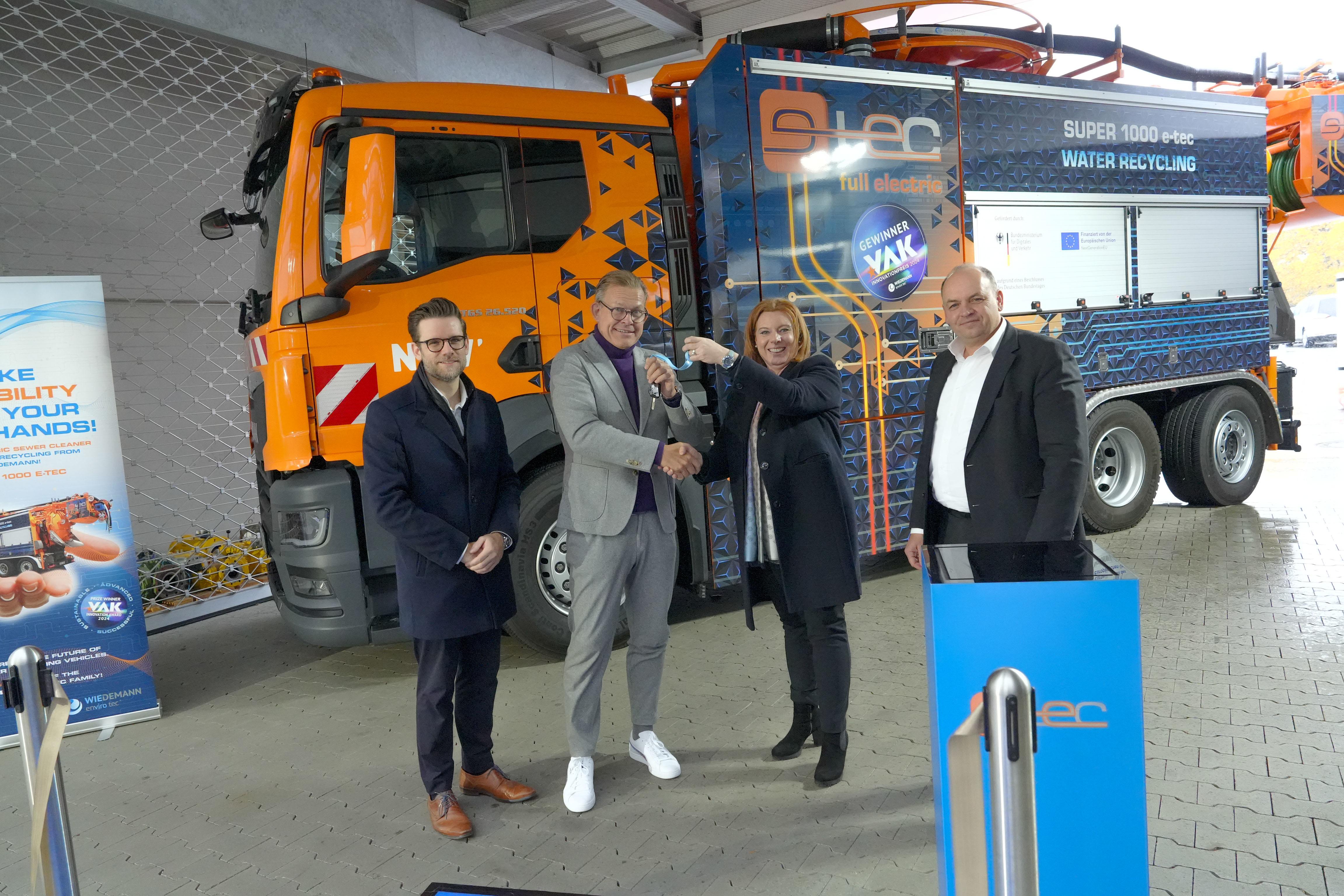 v.l.n.r.: Felix Heinrichs, Oberbürgermeister der Stadt MG; Frank Kindervatter, Vorstandsvorsitzender der NEW; Stefanie Wiedemann, Geschäftsleitung der Wiedemann enviro tec GmbH; Viktor Haase, Staatssekretär im Ministerium für Umwelt, Naturschutz und Verkehr des Landes NRW