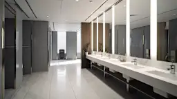 Wasserprüfung auf Legionellen Ein großes Badezimmer mit vielen Waschbecken.