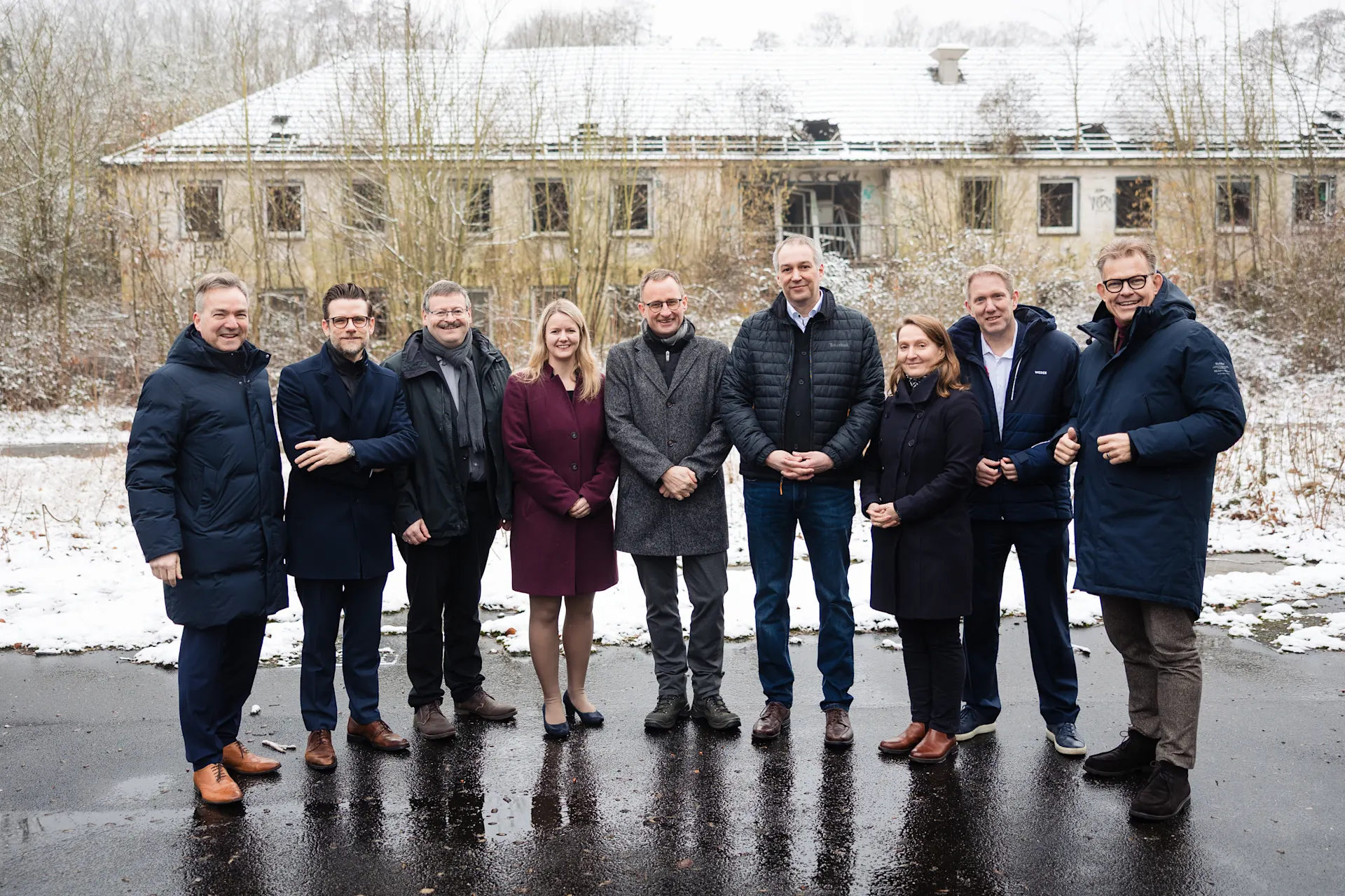 Bei der symbolischen "Schlüsselübergabe" auf dem ehemaligen Gelände der Niederrheinkaserne vor Ort waren: v.l.n.r: Bürgermeister von Viersen Christoph Hopp, Oberbürgermeister von Mönchengladbach Felix Heinrichs, Wolfgang Opdenbusch (Geschäftsführer NEW mobil und aktiv), Landtagsabgeordnete Vanessa Odermatt, Thomas Bley (Vorstand NEW), Andreas Platvoetz und Christine Barking von der BImA, Landtagsabgeordneter Jochen Klenner und Frank Kindervatter (Vorstand NEW)

