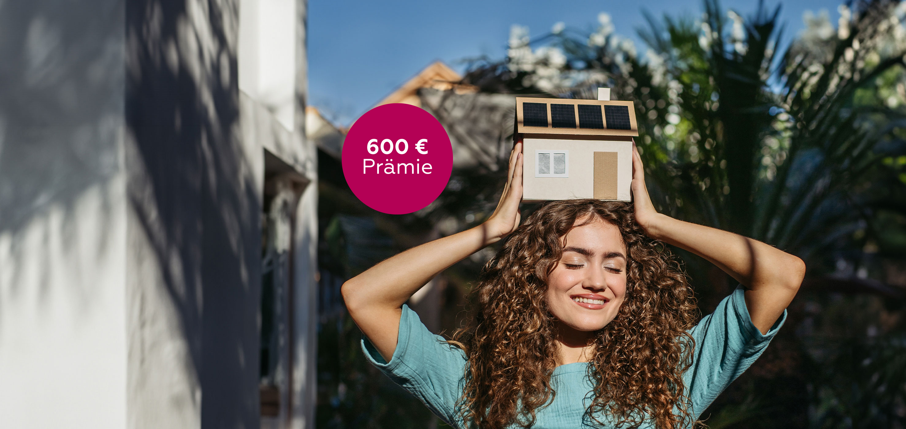 Frau freut sich über die hohe Prämie der NEW Energie für eine Photovoltaik-Anlage