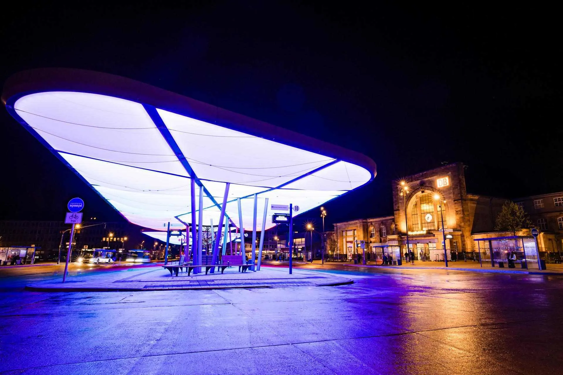 Busbahnhof Europaplatz weiss beleuchtet Das Bild zeigt den Zentralen Omnibusbahnhof (ZOB) in Mönchengladbach bei Nacht. Die moderne Dachkonstruktion ist beleuchtet und prägt das Stadtbild. Im Hintergrund (rechts) befindet sich der Hauptbahnhof