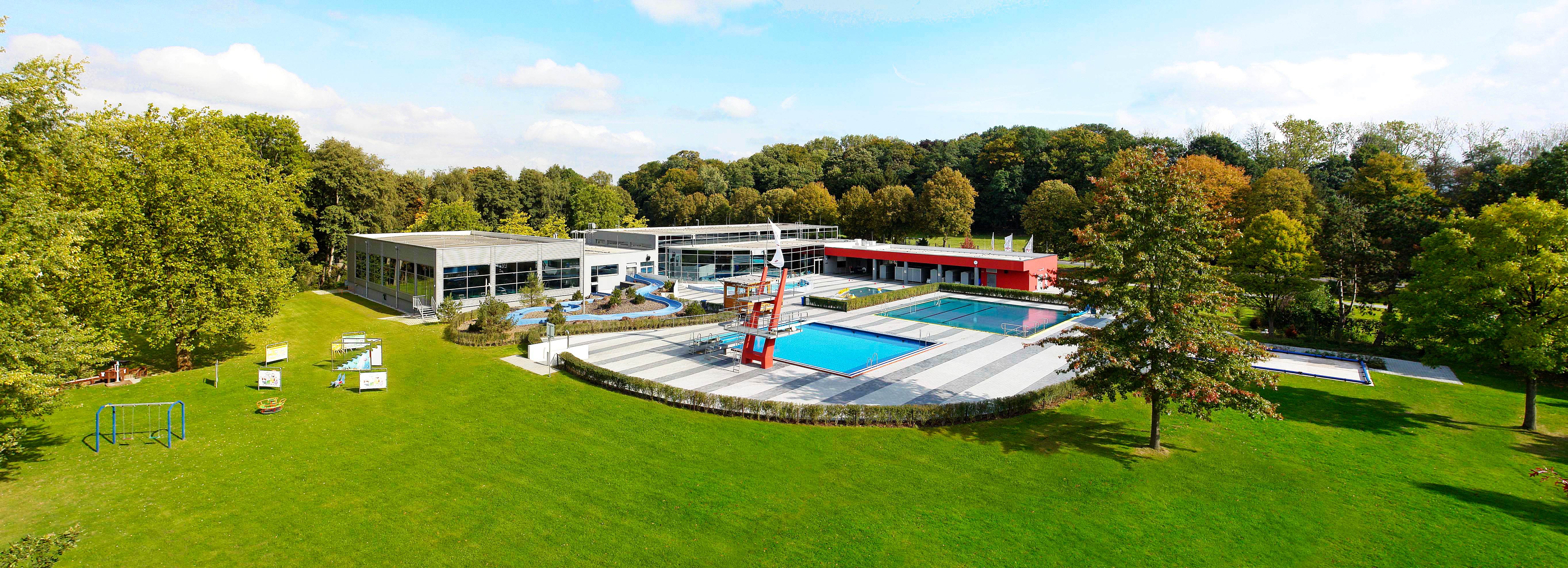 Das schlossbad niederrhein von oben inmitten von grünen Wiesen.