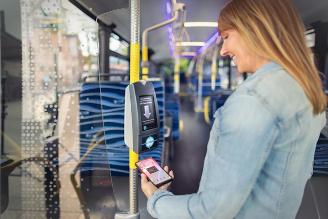 Tickets und Tarife Eine Mitfahrende zahlt im Bus digital mit dem EEZY-Ticket