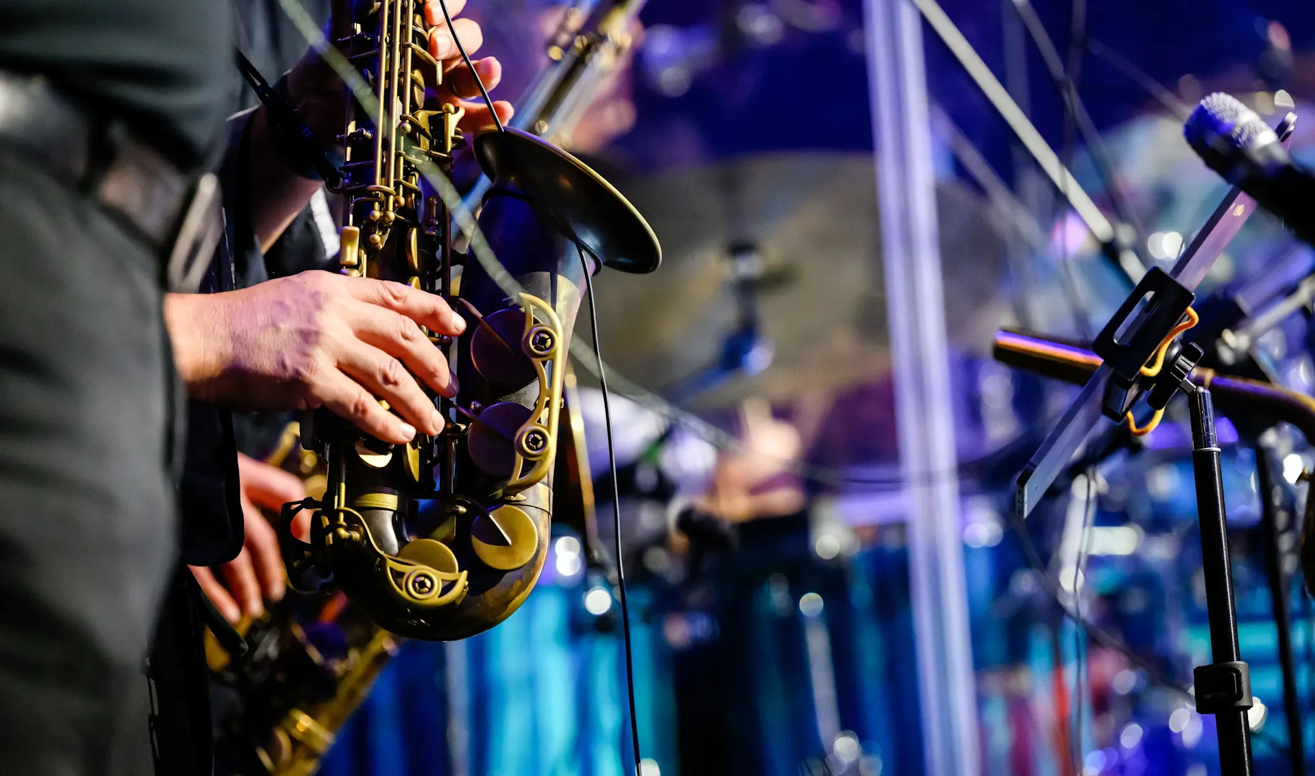 Eindrücke vom Musiksommer in Grevenbroich Eindrücke vom NEW-Musiksommer 2025 in Grevenbroich. Umsonst-und-Draußen-Konzert auf dem Schlossplatz. Auf dem Bild ist eine Nahaufnahme eines Saxophons zu sehen.
