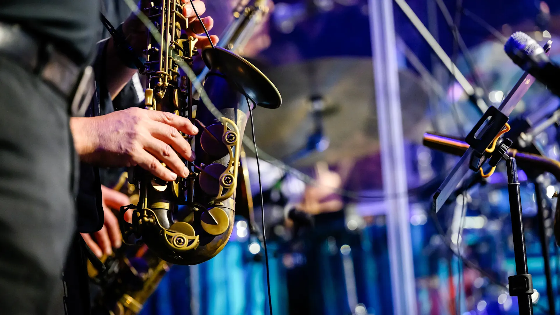 Eindrücke vom Musiksommer in Grevenbroich Eindrücke vom NEW-Musiksommer 2025 in Grevenbroich. Umsonst-und-Draußen-Konzert auf dem Schlossplatz. Auf dem Bild ist eine Nahaufnahme eines Saxophons zu sehen.