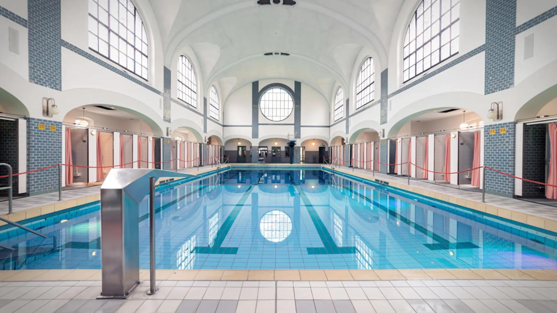 NEW-AG-Stadtbad-Viersen-Sportbecken-H8A9261 Blick auf das Sportbecken im Stadtbad Viersen.