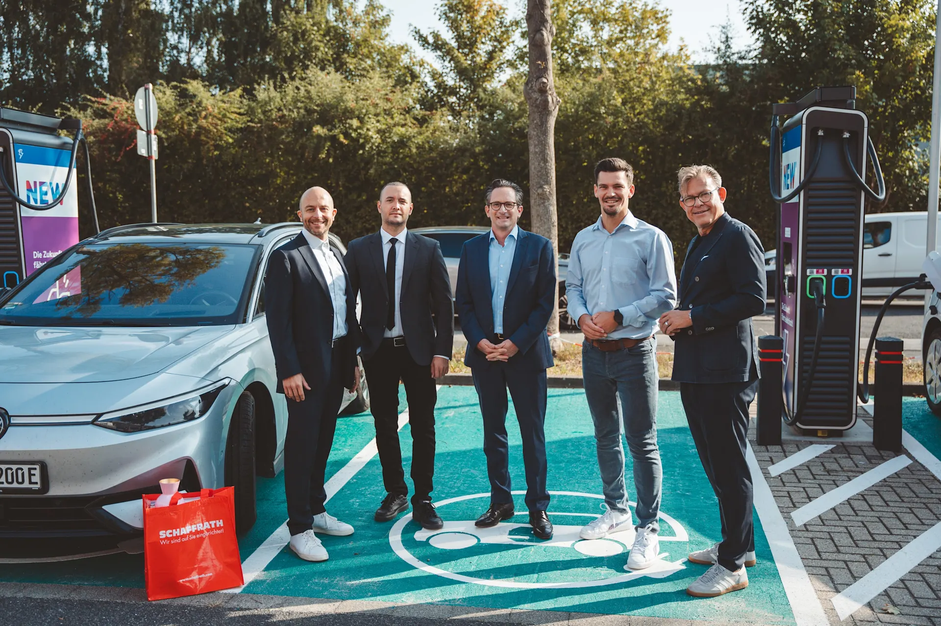 Gemeinsam fördern Schaffrath und die NEW E-Mobilität und stellen öffentliche Schnelllademöglichkeiten auf dem Parkplatz des Einrichtungshauses bereit: Dr.-Ing. Niklas Rotering (NEW), Frederic Schaffrath, Michael Schoelling (beide Schaffrath), Frank Kindervatter und Johannes Vieten (beide NEW). Credit: NEW AG/Christina Lachmann
