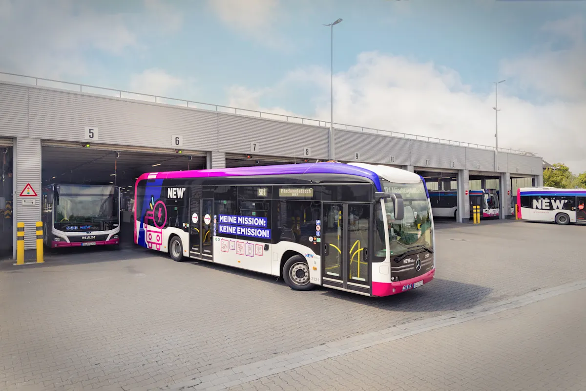 Blick von der Seite auf einen NEW E-Bus auf dem Betriebsgelände.
