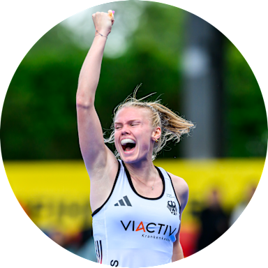 Lilly Stoffelsma streckt den rechten Arm in die Luft und jubelt auf dem Spielfeld - Copyright Worldsportpics