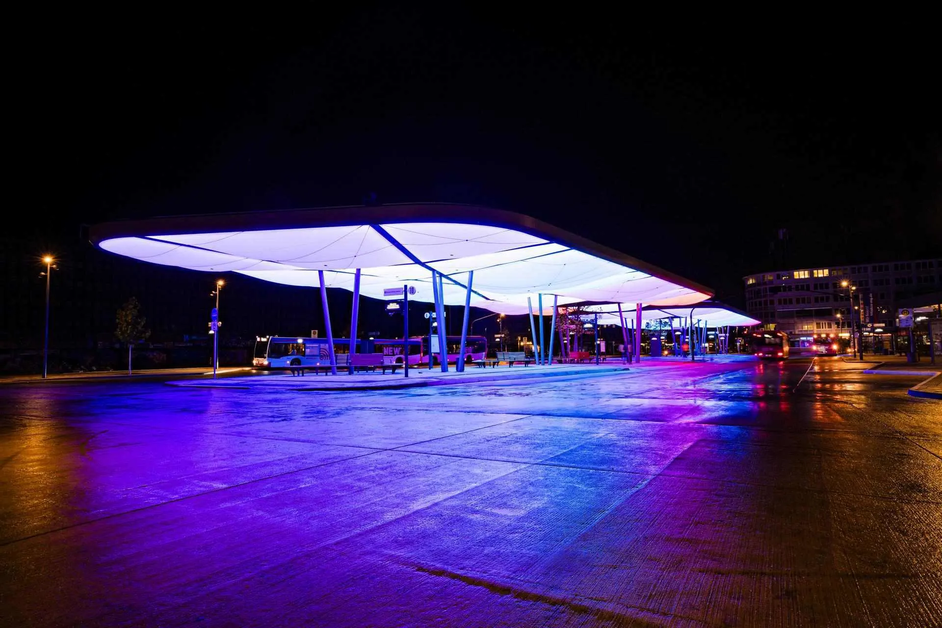 Busbahnhof Europaplatz bei Nacht Das Bild zeigt den Zentralen Omnibusbahnhof (ZOB) in Mönchengladbach bei Nacht. Die moderne Dachkonstruktion ist farbig beleuchtet und prägt das Stadtbild.