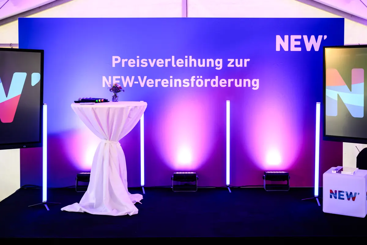 NEW Vereinsförderung 04.09.2024 Die Bühne für die Ehrung der Gewinner-Vereine bei der NEW-Vereinsförderung steht schon bereit!