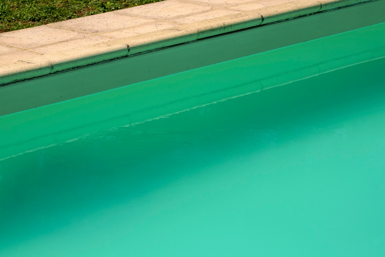 El agua de mi piscina se está poniendo verde ¿Qué hacer?