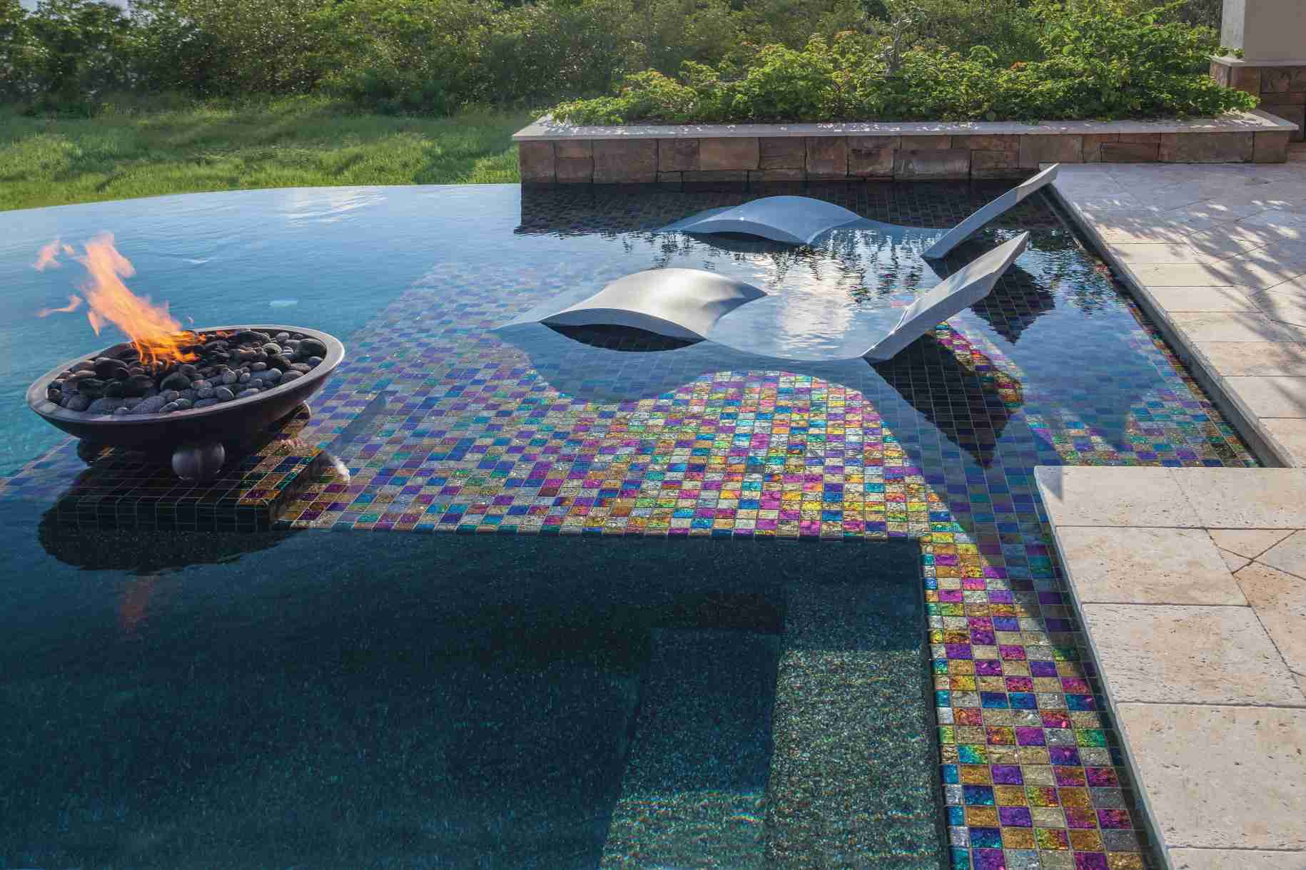 6 Ways to Cozy up your Pool Area with Fire Features