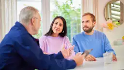 Installateur berät die Kunden über Energiemanagement Installateur berät die Kunden über Energie- und Datenmanagement