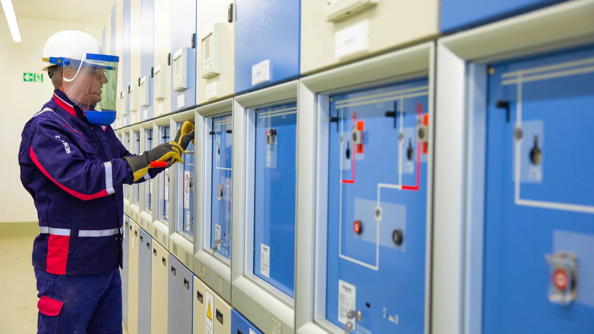 Mitarbeiter arbeitet an einer Umspannanlagen Mitarbeiter arbeitet an einer Umspannanlagen für die Netznutzung