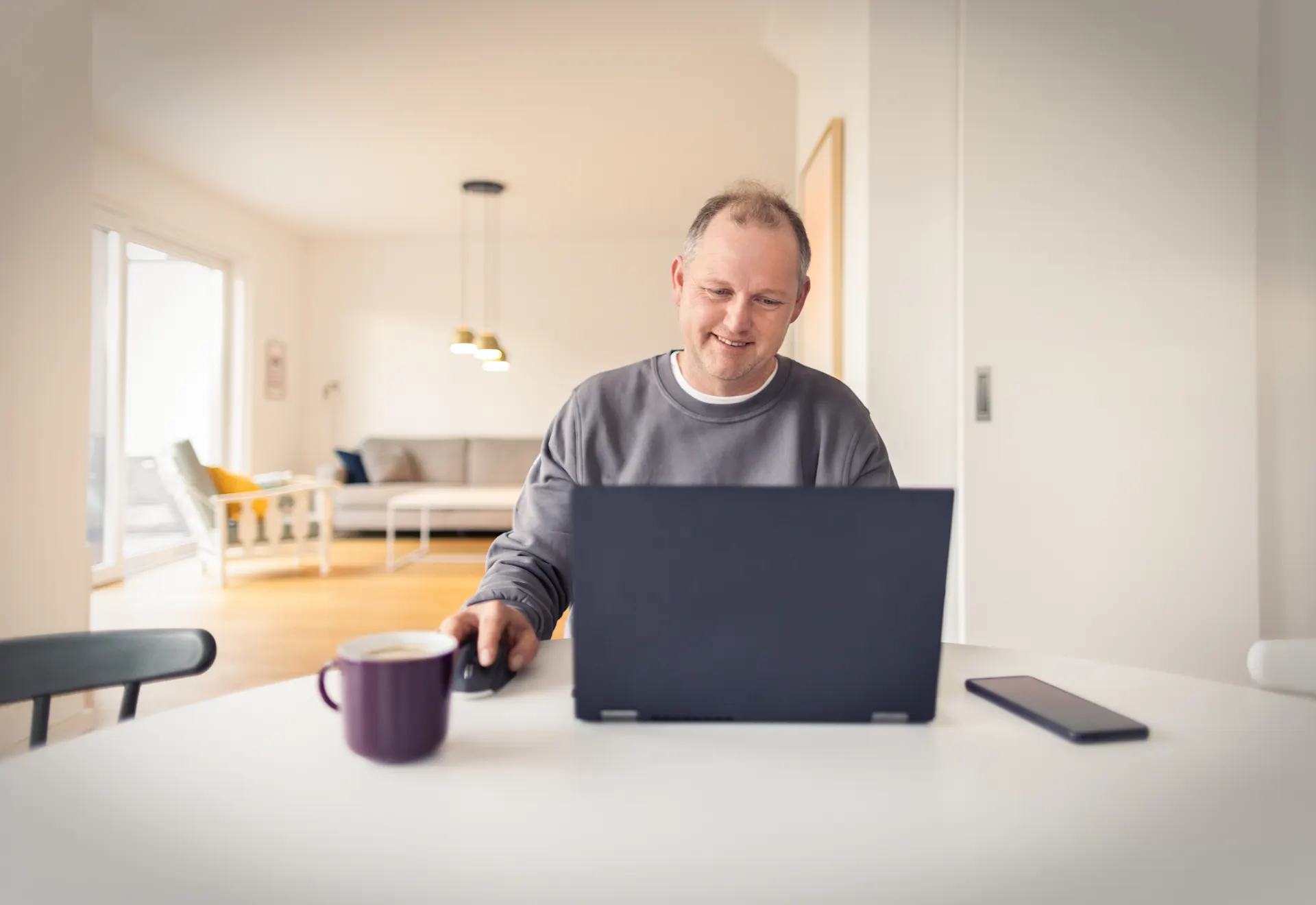 Installateur nutzt das Installateurportal der NEW Netz Ein Installateur sitzt am Laptop und nutzt das Installateurportal der NEW Netz