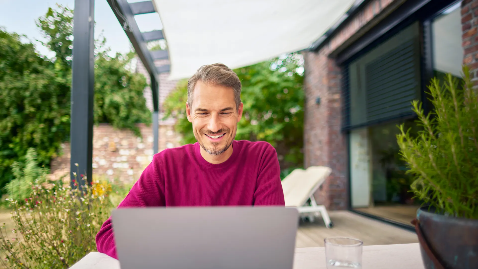Kunde ist am Laptop - Verträge und Genehmigungen Kunde ist am Laptop - Verträge und Genehmigungen