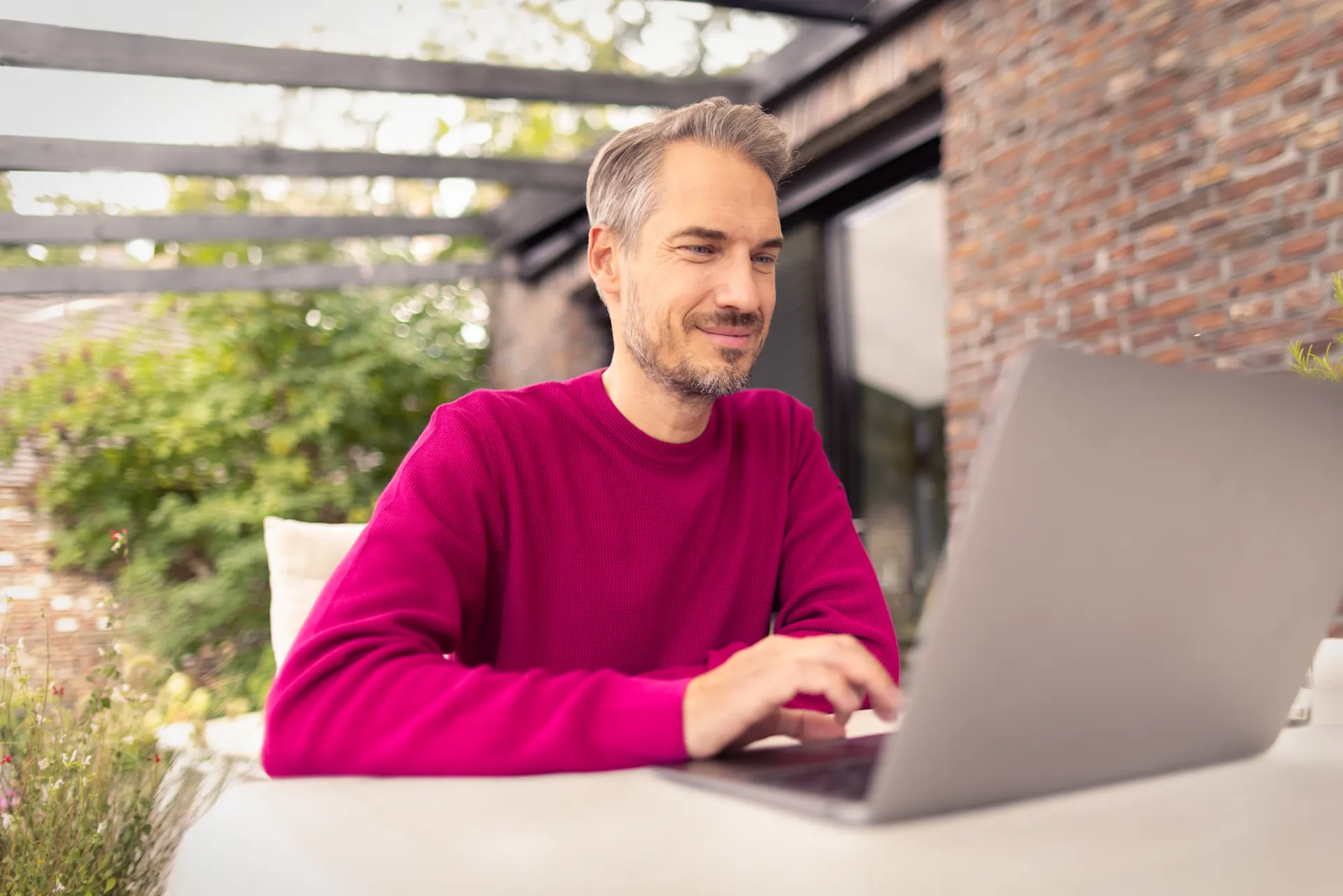 Mann mit Laptop im Außenbereich alt=""
