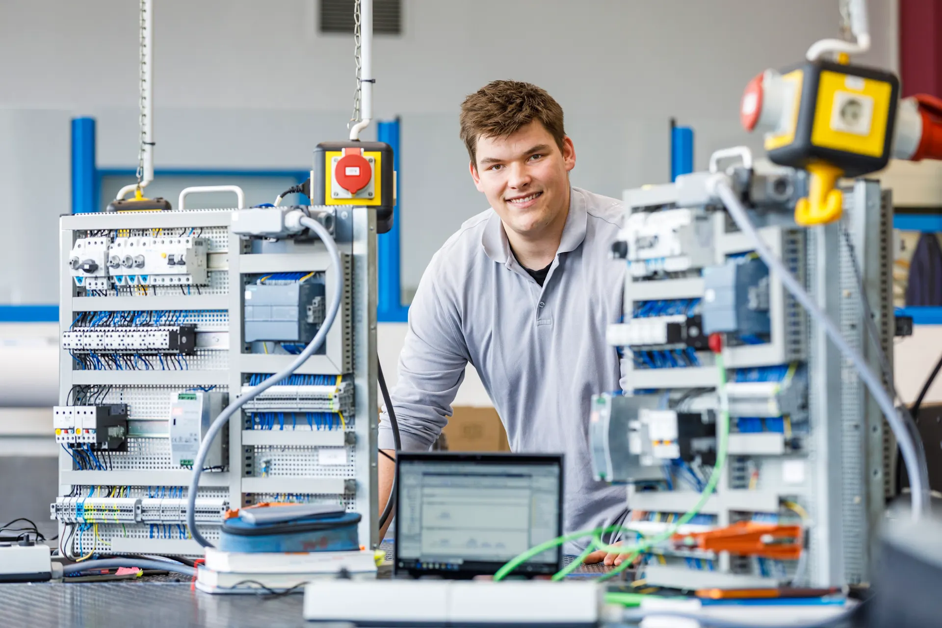 Ein Auszubildener zum Elektriker arbeitet an einem Elektronikbaukasten. Ein Auszubildener zum Elektriker arbeitet an einem Elektronikbaukasten.