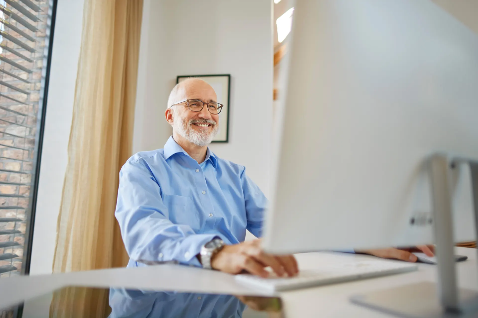 Kunde ist am Computer Kunde ist am Computer auf der NEW Netz Webseite