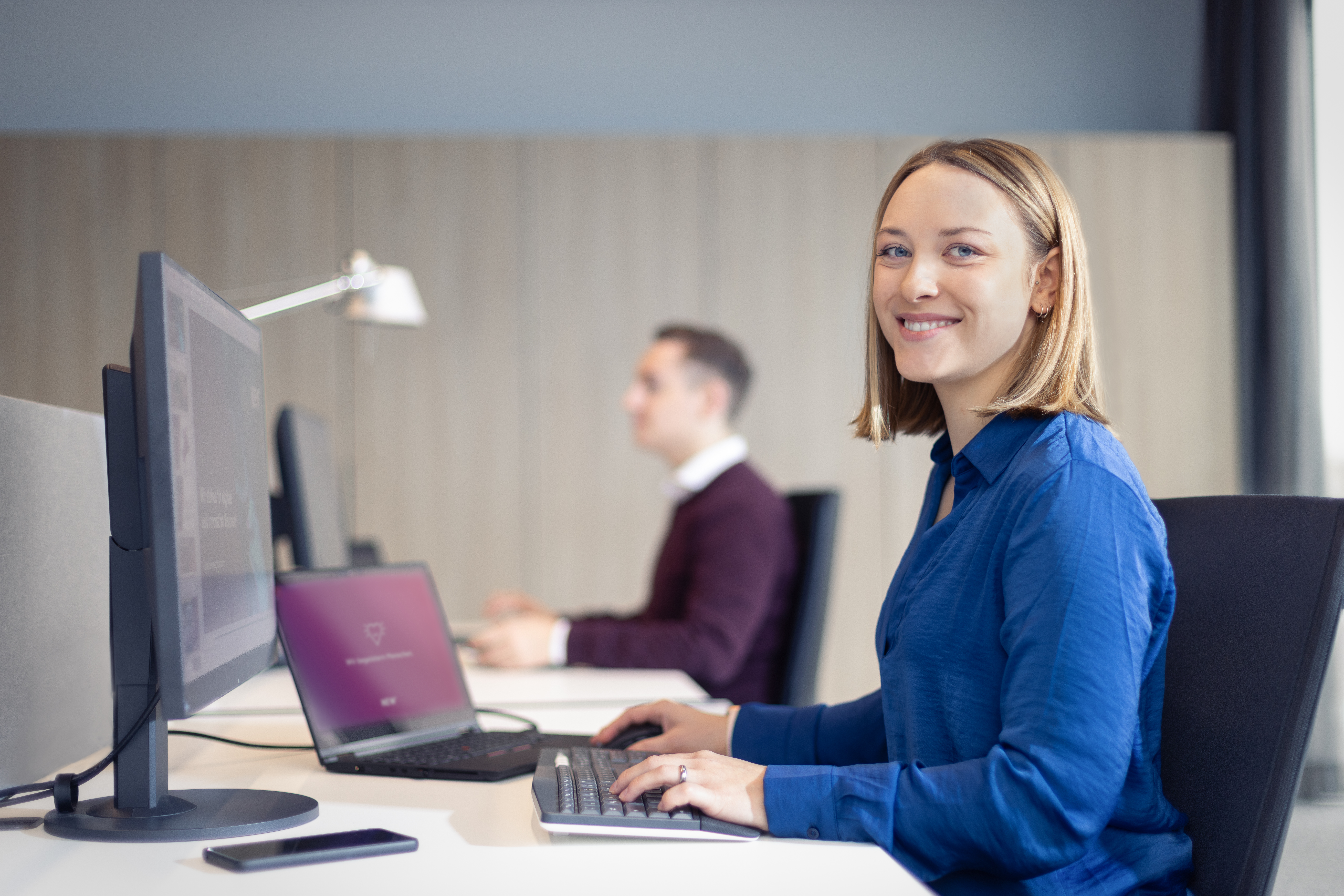 Eine Mitarbeiterin der NEW-Netz sitzt am Computer