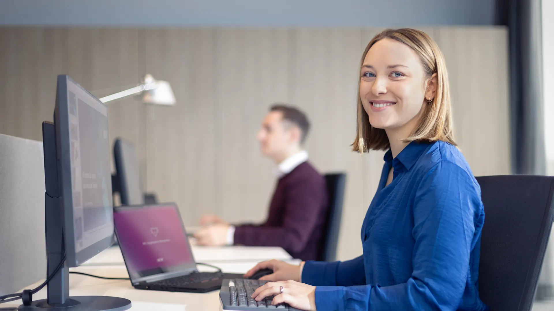 Eine Mitarbeiterin der NEW-Netz sitzt am Computer Eine Mitarbeiterin der NEW-Netz sitzt am Computer