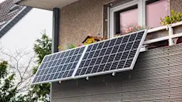 Eine Photovoltaikanlage montiert an einem Balkon Montiertes Balkonkraftwerk der NEW Netz