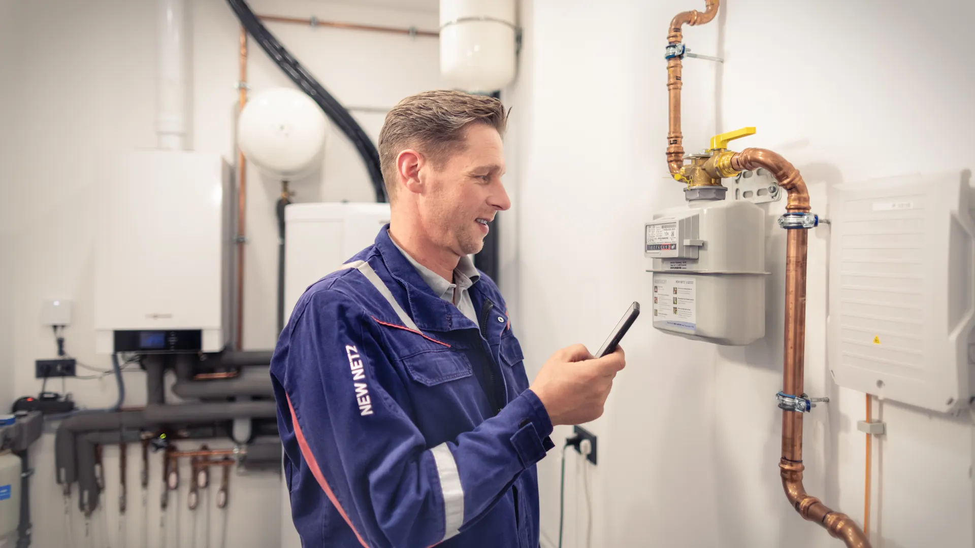 Installateur arbeitet an dem Messsystem des Haushaltes Ein Installateur arbeitet an dem Schalt- und Messsystem des Haushaltes