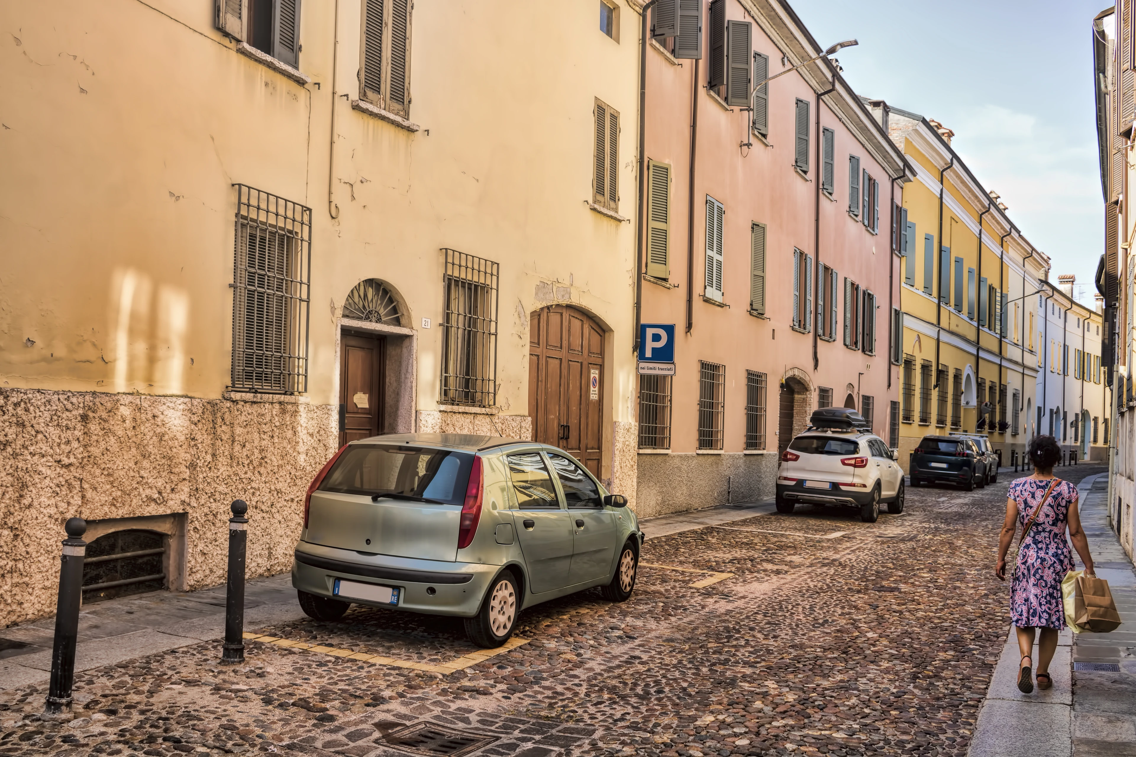 Autos parken in Italien am Straßenrand