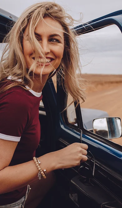 Blonde Frau steigt aus einem Auto