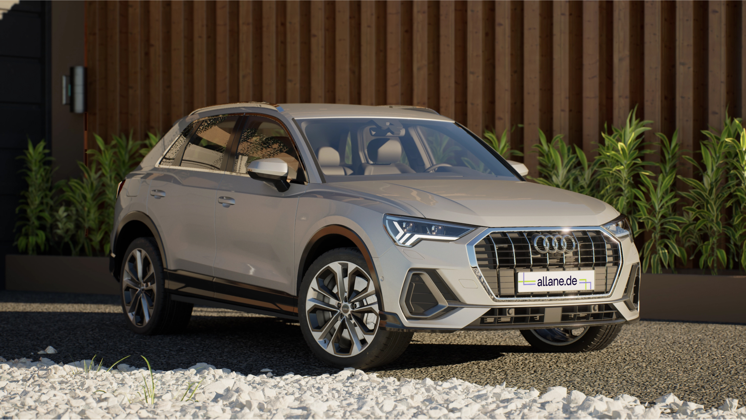 Audi Q3 in silber parkt 