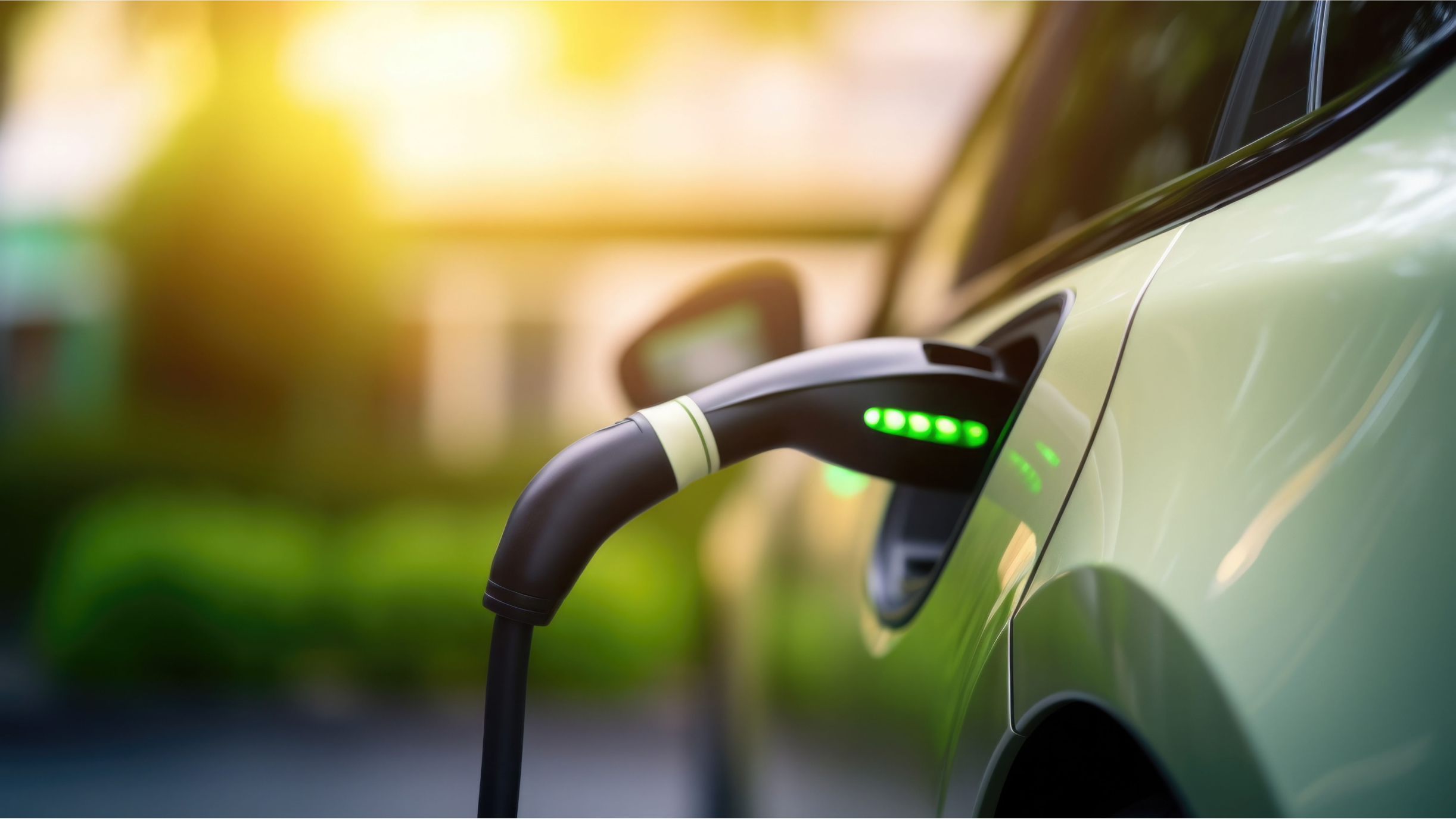 Grünes E-Auto wird geladen