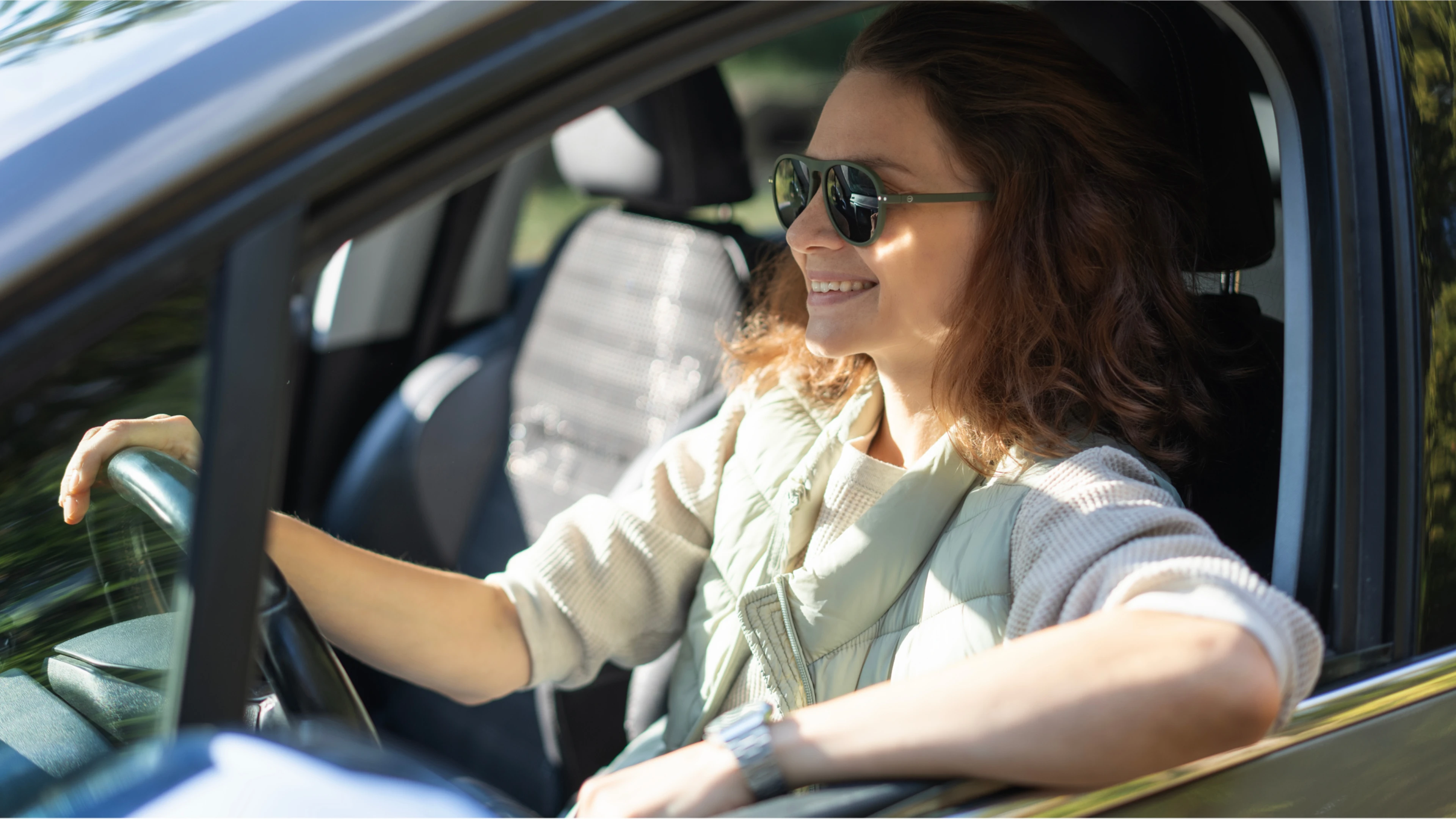 Frau mit Weste in einem Auto