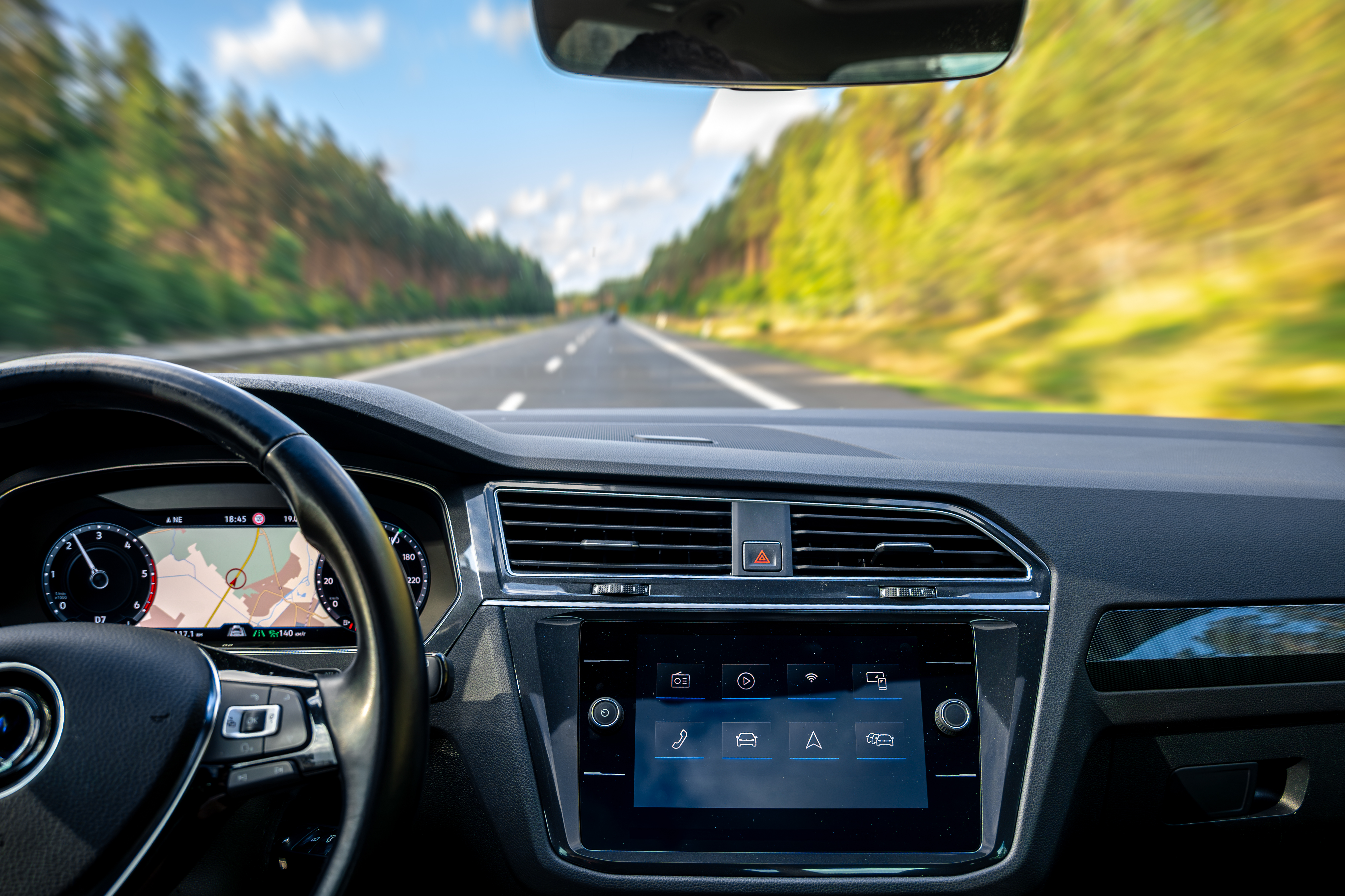Digitales Cockpit mit Tachoanzeige und Navigation